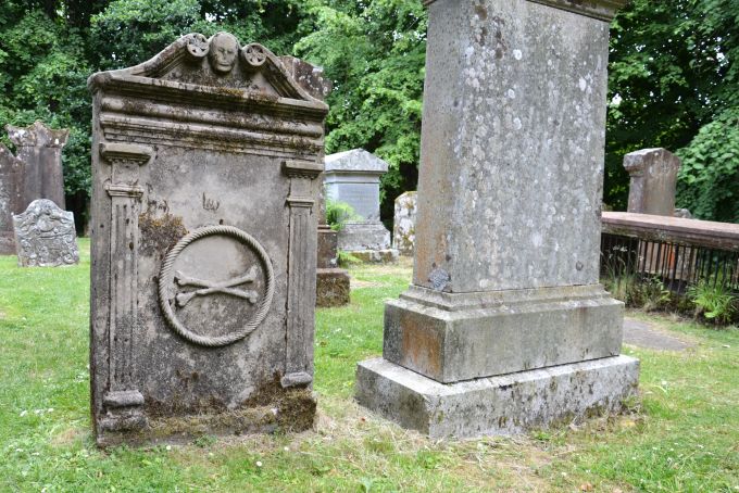 Es kann Trost zu spenden, dem verstorbenen Tier an einem festen Ort zu gedenken. Hundegrab auf Friedhof