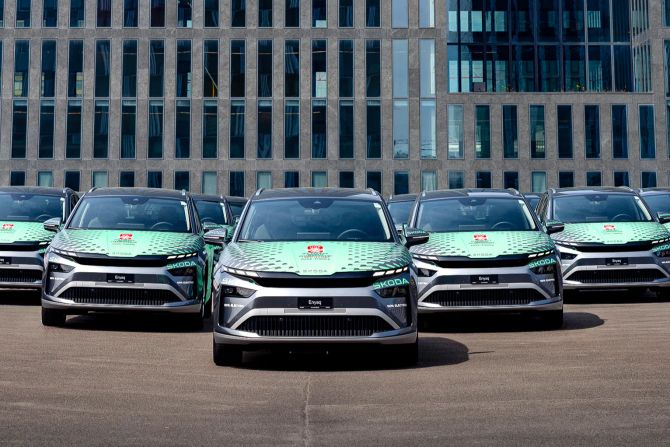 Die aktuelle Fahrzeugflotte der Weltmeisterschaft umfasst 40 vollelektrische Škoda Enyaq.
