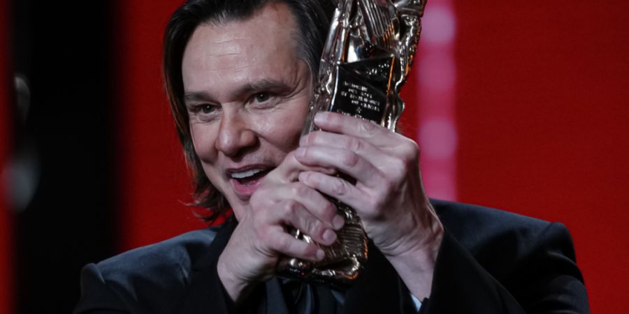 ARCHIV - Der kanadische Schauspieler Jim Carrey erhält bei der 51. Verleihung der Cesar Awards in Paris einen Ehren-Cesar. Foto: Aurelien Morissard/AP/dpa