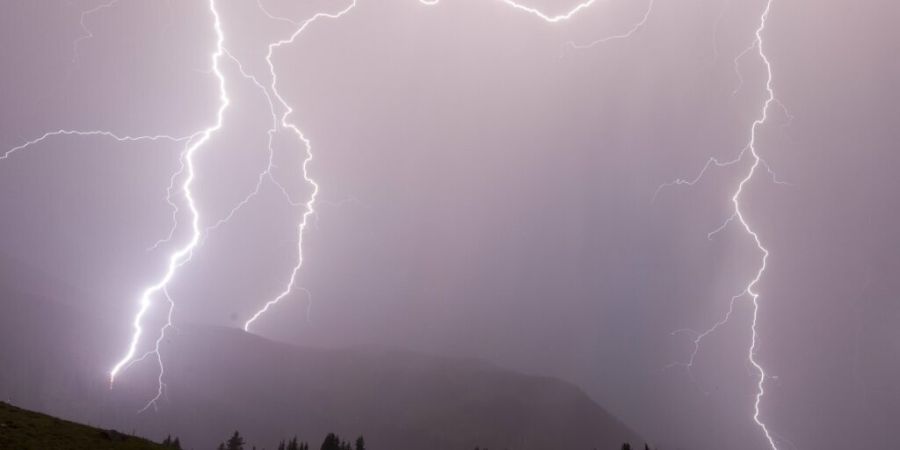 Die Schweiz hat eine stürmische Nacht hinter sich. Meteoschweiz zählte knapp 12'000 Blitze bis zum Mittwochmorgen. (Archivbild)