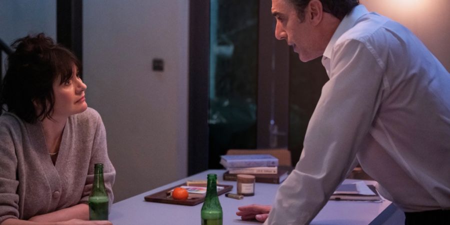 Emily Mortimer, links, und Sacha Baron Cohen in einer Szene von «Ladies First». (Archivbild)