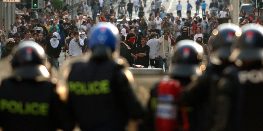 Im Jahr 2003 kam es wegen des G8-Gipfels im französischen Évian zu schweren Ausschreitungen. Bund und Kantone wollen ähnliche Vorfälle nun unbedingt vermeiden. (Archivbild)