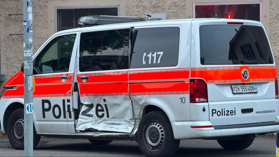 Ein eingedrückter Patrouillenwagen der Stadtpolizei Zürich: Das die Folgen eines Unfalls am Donnerstagabend.