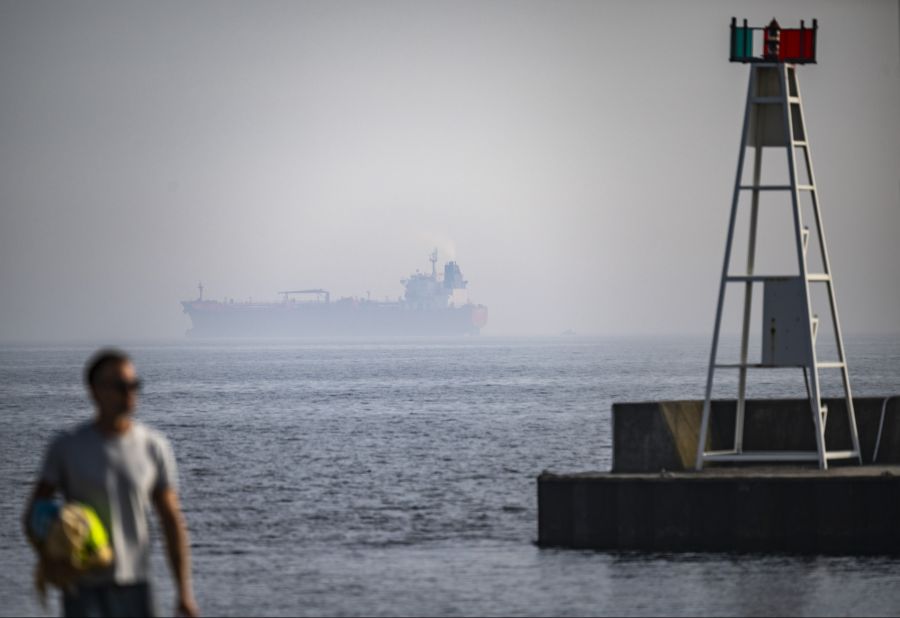 Laut der Webseite Marinetraffic.com fährt der Tanker unter der Flagge Kameruns und kommt von einem russischen Hafen.