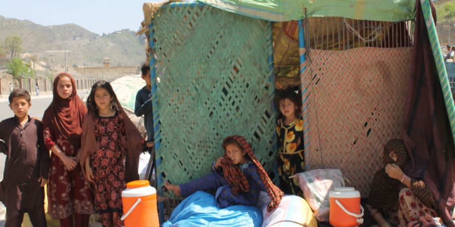 ARCHIV - Afghanische Flüchtlinge am Grenzübergang Torkham. Foto: Nabila Lalee/dpa