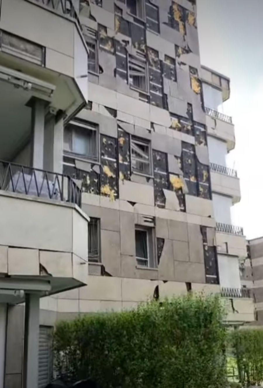 Die Fassades des Wohnblocks ist quasi zerstört.
