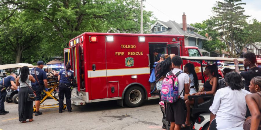 Rettungskräfte von Toledo transportieren eine verletzte Person ab. Durch einen Schusswaffenvorfall bei einem Sommerfestival in Toledo, Ohio, wurden zwölf Menschen verletzt. Foto: THE ...