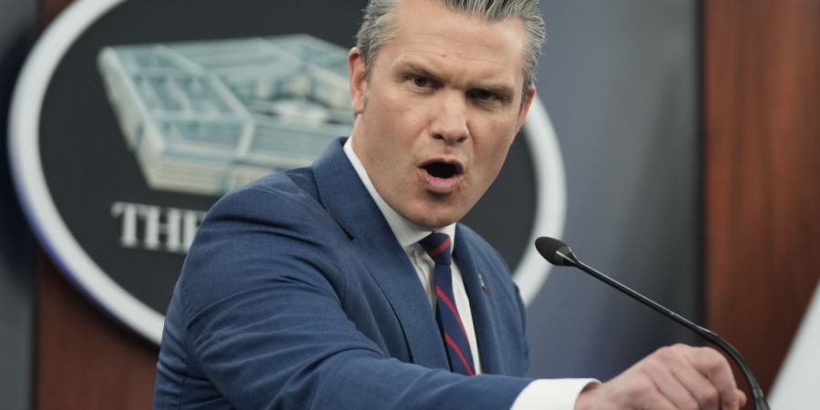 ARCHIV - US-Verteidigungsminister Pete Hegseth spricht während einer Pressekonferenz im Pentagon. Foto: Mark Schiefelbein/AP/dpa/Archivbild
