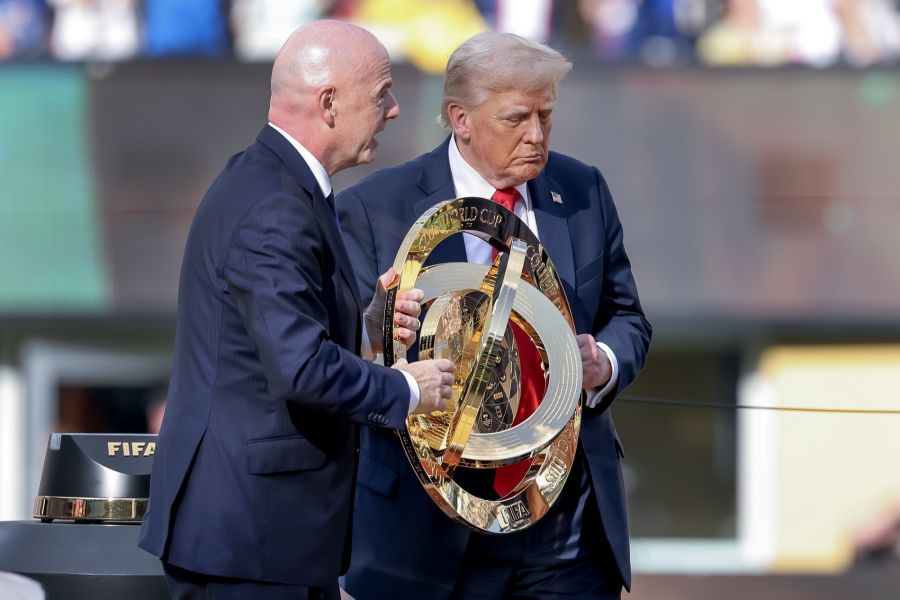 Trump und Infantino gemeinsam bei der Pokalübergabe im Klub-WM-Final 2025 – Trump sass damals dank geschenkter VIP-Tickets im Stadion.
