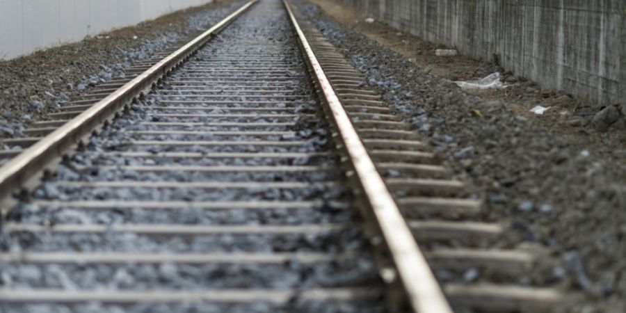 Auf der Bahnstrecke Sonceboz-Moutier fahren während eines Jahres keine Züge. (Symbolbild)