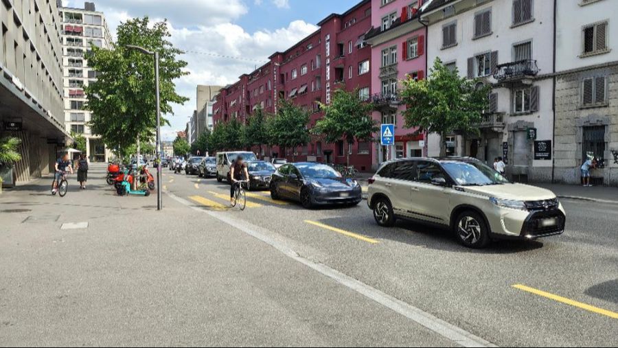 An der Lagerstrasse in Zürich sollen Autos immer wieder den Zebrastreifen blockieren.