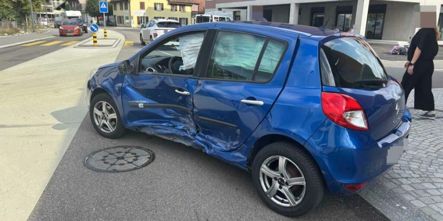 Bei einer seitlich-frontalen Kollision in Hunzenschwil AG entstand erheblicher Sachschaden an den Autos.