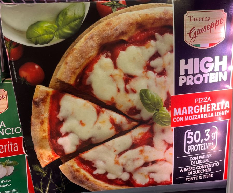 Auch Tiefkühlpizza hat jetzt ganze 50 Gramm Protein.