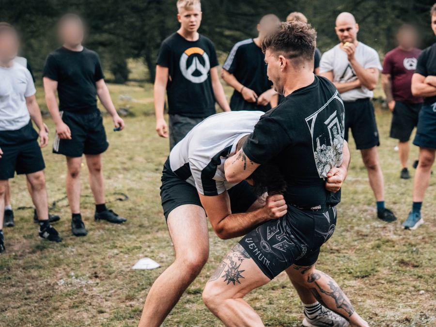 Sie hätten von morgens bis abends Sport getrieben.