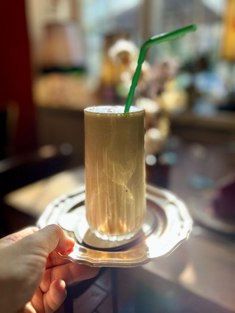 Das Zürcher Café mixt auch beim Caffè freddo mit Milch Eis und Kaffee zusammen. Dabei entsteht eine andere Konsistenz.