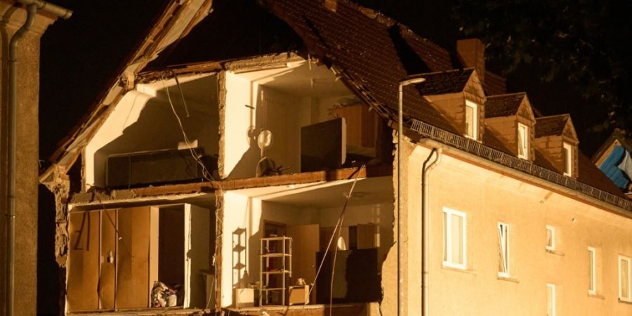 Nach einem heftigen Gewittersturm sind in Höhr-Grenzhausen, im deutschen Bundesland Rheinland-Pfalz, mehrere Häuser stark beschädigt worden.