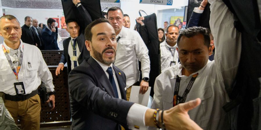 ARCHIV - Der kolumbianische Präsident Abelardo de la Espriella verlässt eine Sitzung zur Bewältigung der Erdbebenfolgen. Foto: Sebastian Barros/AP/dpa