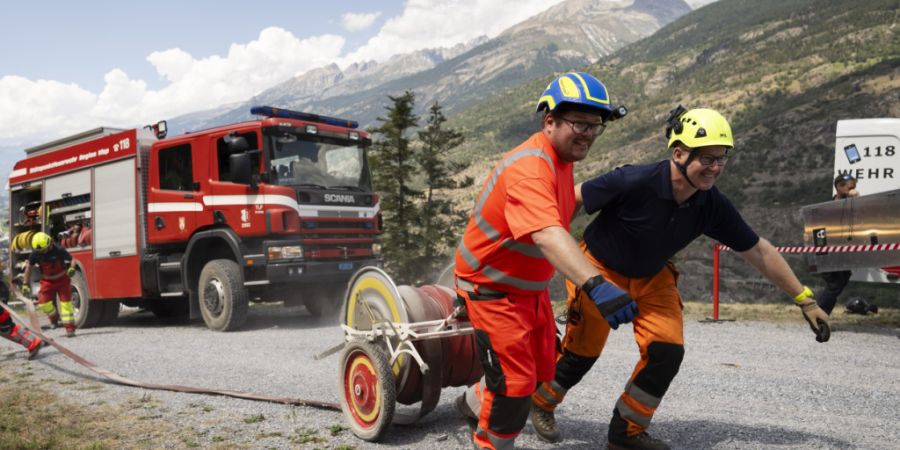 32 Berner Feuerwehrleute nahmen in Eyholz im Wallis an einer zweitägigen Fortbildung zum Thema Waldbrandbekämpfung teil.