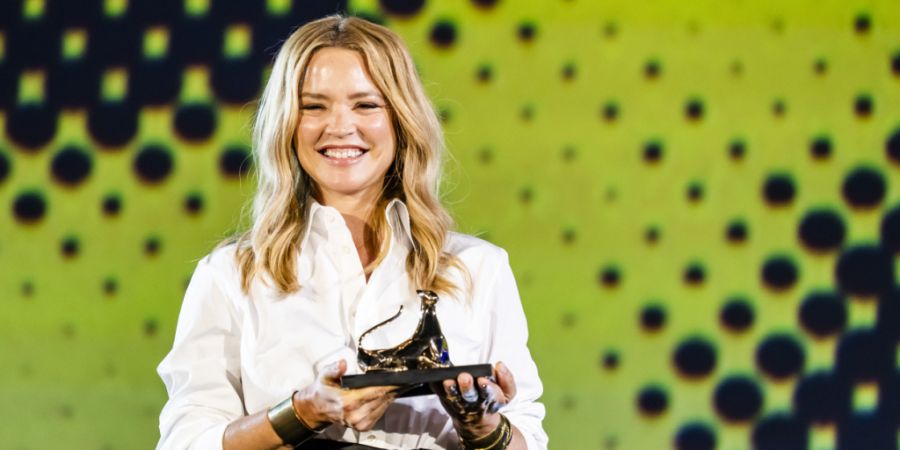 Virginie Efira nahm am Freitagabend strahlend den Leopard Club Award am 79. Locarno Film Festival entgegen und lobte den Kinoanlass für seine Publikumsanziehung.