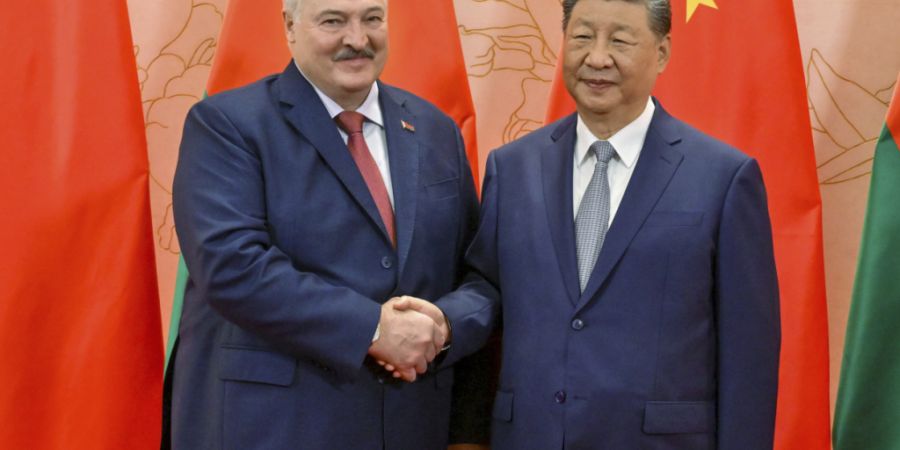 HANDOUT - Auf diesem vom Pressedienst des belarussischen Präsidenten veröffentlichten Foto posieren der belarussische Präsident Alexander Lukaschenko (l) und der chinesische Präside...
