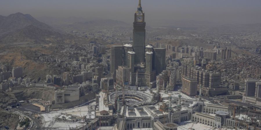 ARCHIV - Muslimische Pilger umrunden die Kaaba während der jährlichen Hadsch-Pilgerfahrt in Mekka. Foto: Rafiq Maqbool/AP/dpa