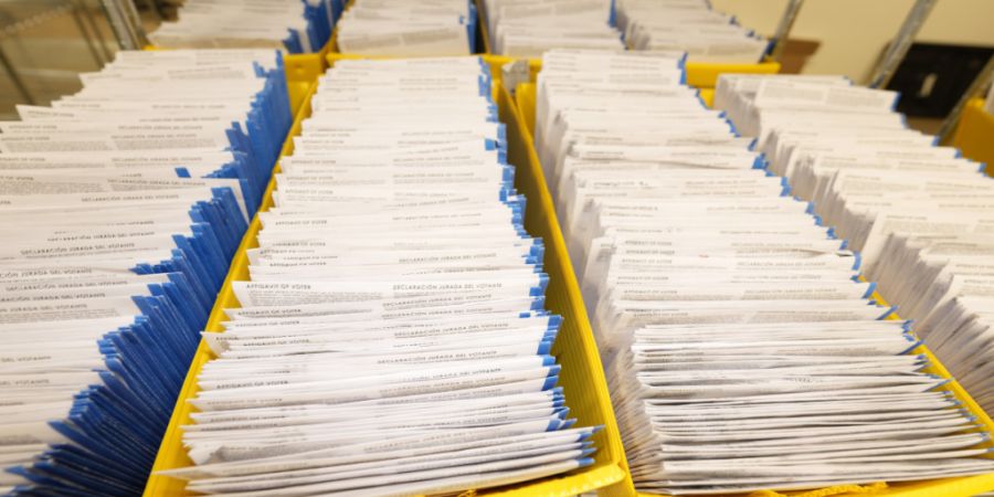 ARCHIV - Ausgefüllte Wahlzettel liegen in Behältern und warten auf die Auszählung in der Denver Elections Division in der Innenstadt von Denver. Foto: David Zalubowski/AP/dpa