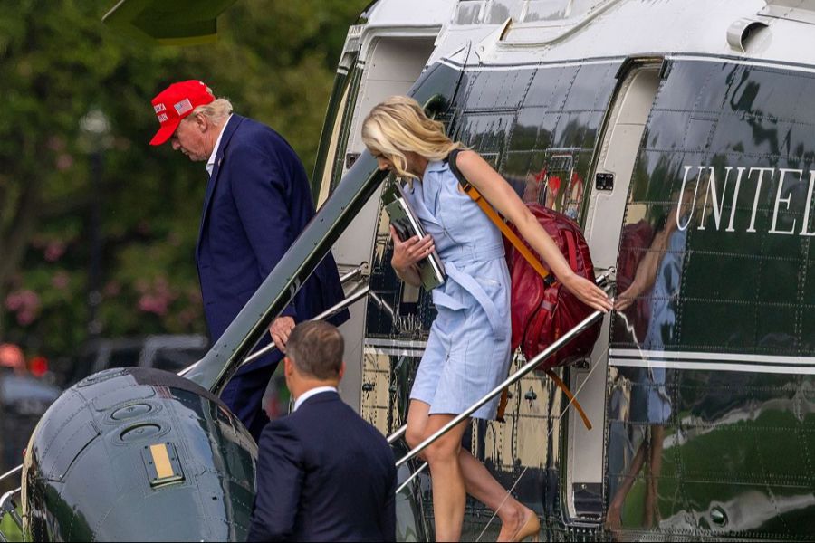 Trumps enge Mitarbeiterin steigt gemeinsam mit dem US-Präsidenten aus dem Helikopter. Sie gehört seit Jahren zu seinem engsten Umfeld.
