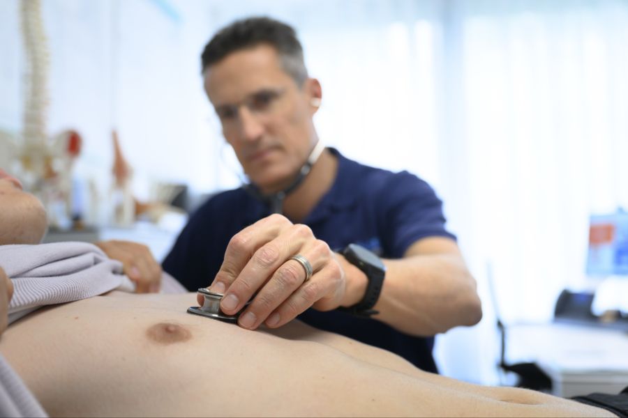 «Dr. Beatrice Gepetto», die angebliche Leiterin des Projekts, benannte der Youtuber nach Geppetto, dem Vater der Holzfigur Pinocchio, dessen Nase beim Lügen wächst.