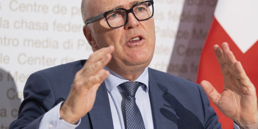 Verteidigungsminister Martin Pfister stellt die Pläne für eine Mehrwertsteuer-Erhöhung für die Armee den Medien vor.