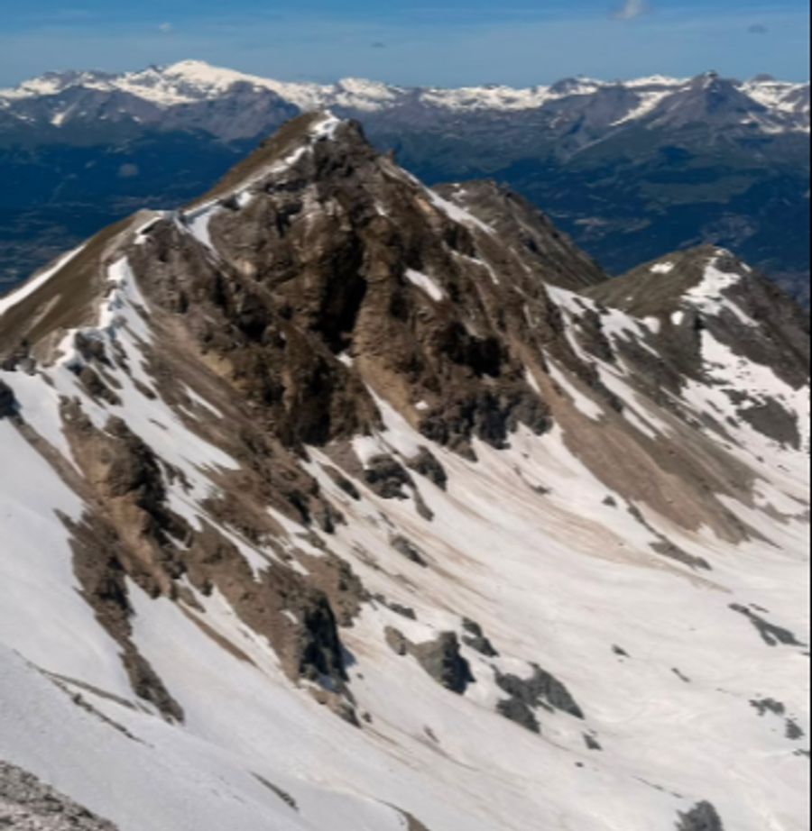 Der Bella-Tola-Gletscher im Wallis: Noch Mitte Juni 2026 war er zu sehen, nun ist er ganz verschwunden.