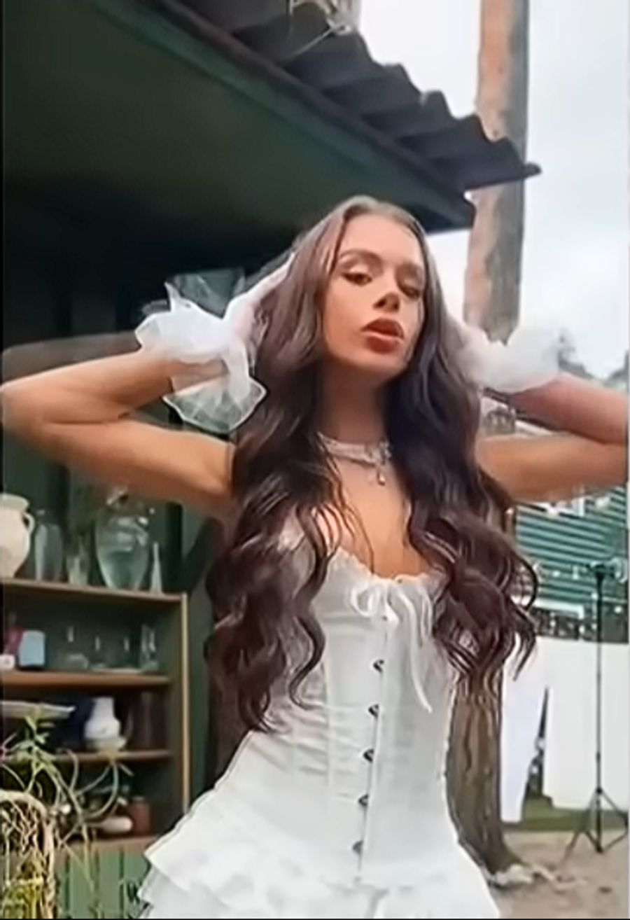 OnlyFans-Star Sofya Vershinina (21) muss wegen der Verbreitung pornografischer Inhalte eine hohe Busse zahlen und bekam ein Internetverbot auferlegt.