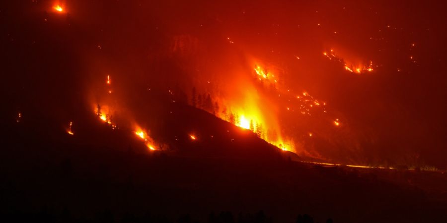 dpatopbilder - Der Waldbrand in der Bald Range, der die Menschen in der Region Süd-Okanagan zur Evakuierung ihrer Häuser gezwungen hat, wütet am späten Samstag. Foto: DARRYL DYCK/Th...