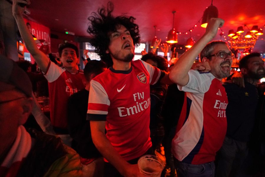 Im Pub fliegen die Arme nach oben: Nach 22 Jahren ist der Premier-League-Titel zurück in Nordlondon.