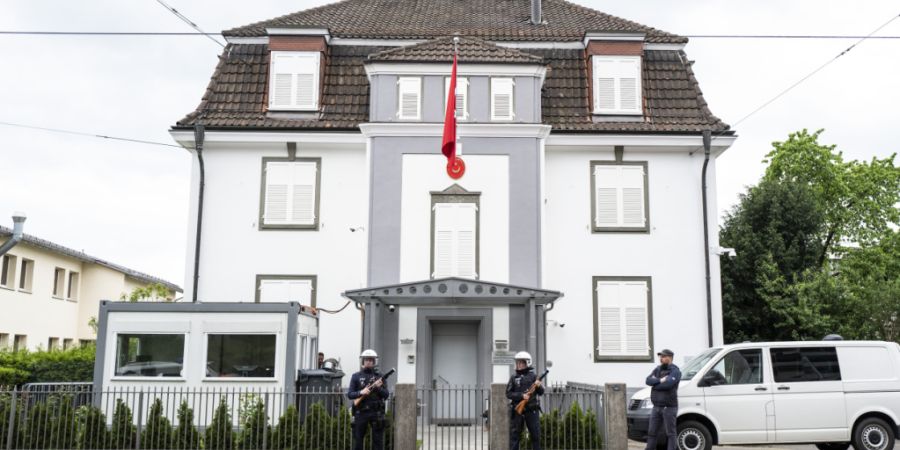Das türkische Konsulat in Zürich ist immer wieder Ziel von Farbattacken linksextremer Gruppen. Im Bild bewachen Polizisten das Gebäude nach der 1. Mai-Demonstration 2018. (Archivbild)