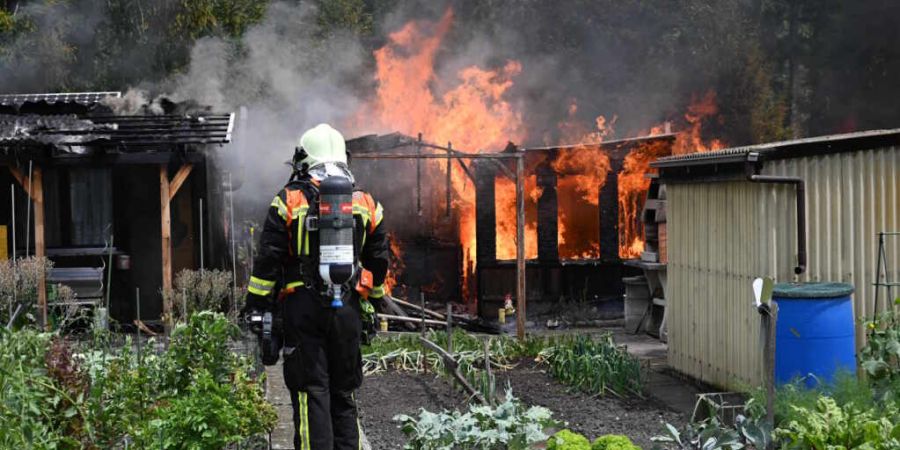 Einige der Häuschen im Schrebergarten brannten vollständig ab.