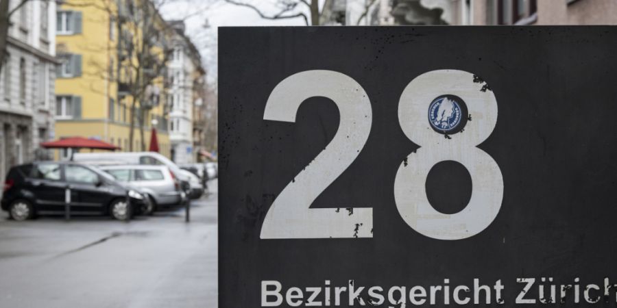 Ein 53-jähriger Ungare muss sich wegen Mordes vor Gericht verantworten. Mittlerweile ist er Krebspatient im Endstadium. Den Gerichtsprozess bestreitet er von seinem Pflegebett aus. (Sy...