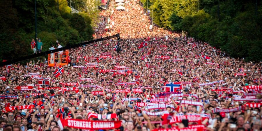 Norwegische Fans strömen zum Empfang ihrer Fussball-Nationalmannschaft in Oslo auf die Strassen.