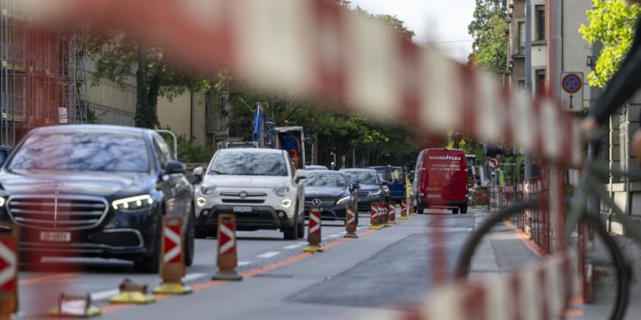 Früher als gedacht kann der Verkehr auf der Bellerivestrasse wieder auf vier Spuren rollen. (Archivbild)