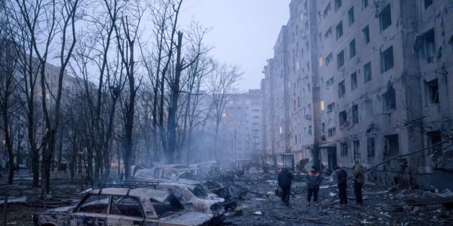 HANDOUT - Beschädigte Autos im Hof eines Wohnviertels nach einem russischen Luftangriff. Foto: Iryna Rybakova/Ukrainian 93rd Mechanized brigade via AP/dpa - ACHTUNG: Nur zur redaktione...