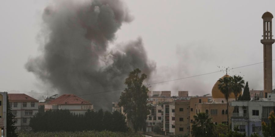 ARCHIV - Rauch steigt nach einem israelischen Luftangriff auf. Foto: Mohammed Zaatari/AP/dpa