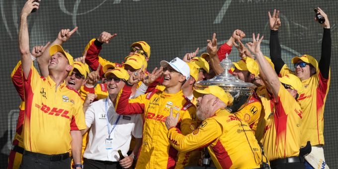 Alex Palou posiert mit seiner Crew, nachdem er am Sonntag, den 15. September 2024, auf dem Nashville Superspeedway in Lebanon, Tennessee, seinen dritten IndyCar-Meisterschaftstitel in vier Jahren gewonnen hat. IndyCar