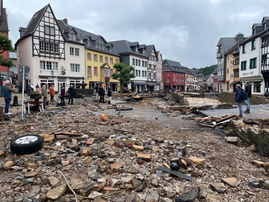 Nach dem Hochwasser 2021 waren die Strassen in Bad Münstereifel verschüttet. (Archivbild)