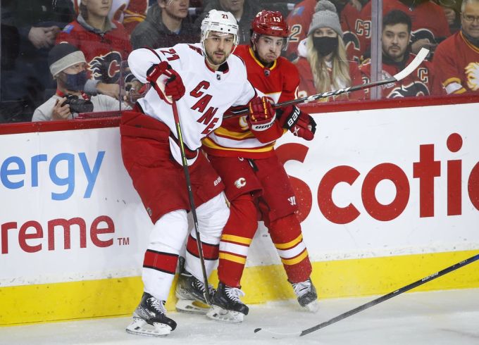 Johnny Gaudreau (hier im Duell mit Nino Niederreiter) spielte jahrelang für die Calgary Flames. Gaudreau