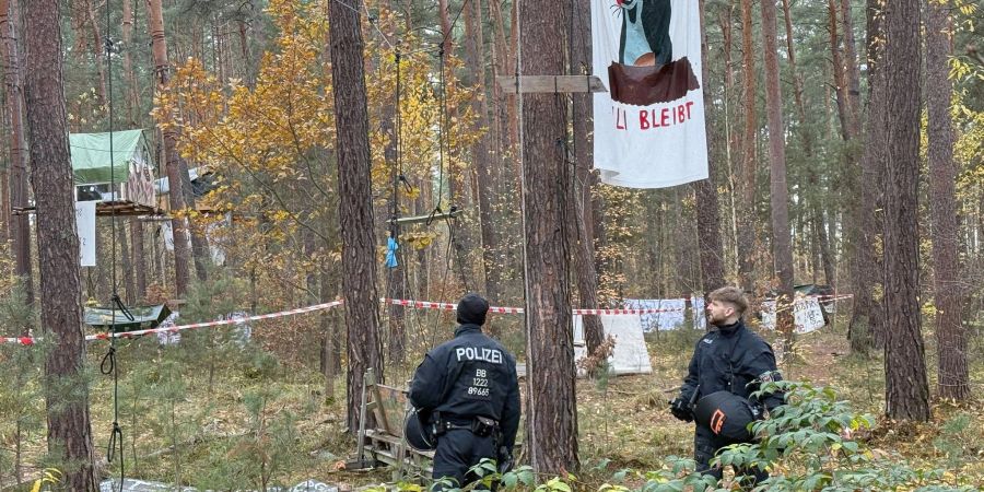 Die Polizei ist im Einsatz im Tesla-Protestcamp in Grünheide bei Berlin, weil Umweltaktivisten das Gelände für Kampfmittel-Untersuchungen nicht freiwillig verlassen wollen.