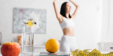 Waage im Vordergrund