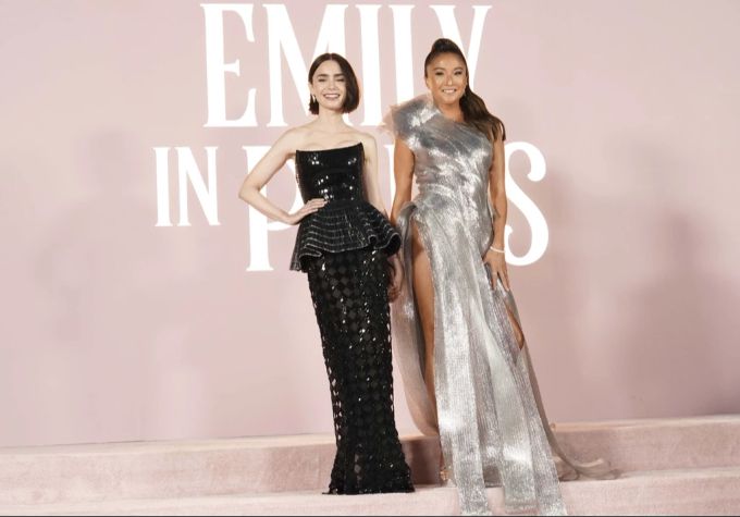 Lily Collins (l) und Ashley Park (r) bei der Premiere der viertel Staffel von «Emily in Paris» in Los Angeles. (Archivbild) Lily Collins