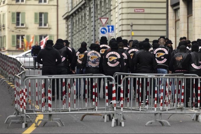Mitglieder der Hells Angels versammeln sich vor einem Gericht in der Schweiz: Für sie der Zusammenhalt am Wichtigsten. hells angels vor Gericht
