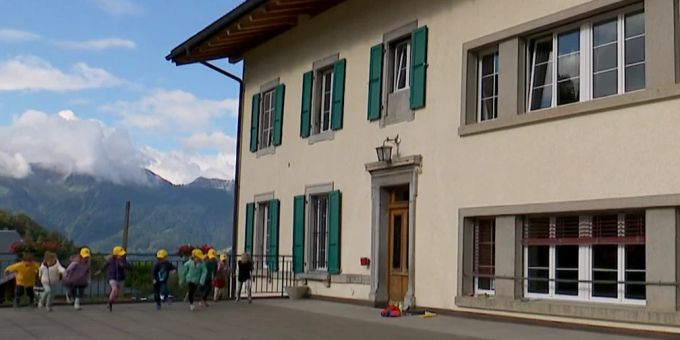 Die Schule in Corbeyrier VD ist Gesprächsthema Nummer eins im Dorf. Schule Corbeyrier