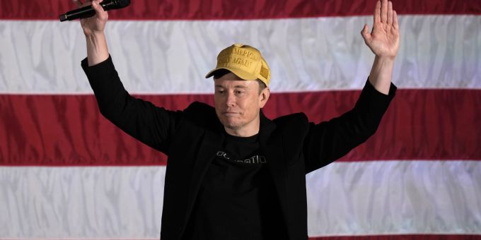 Elon Musk am 17. Oktober 2024 bei einer Wahlkampfveranstaltung von Donald Trump. elon musk