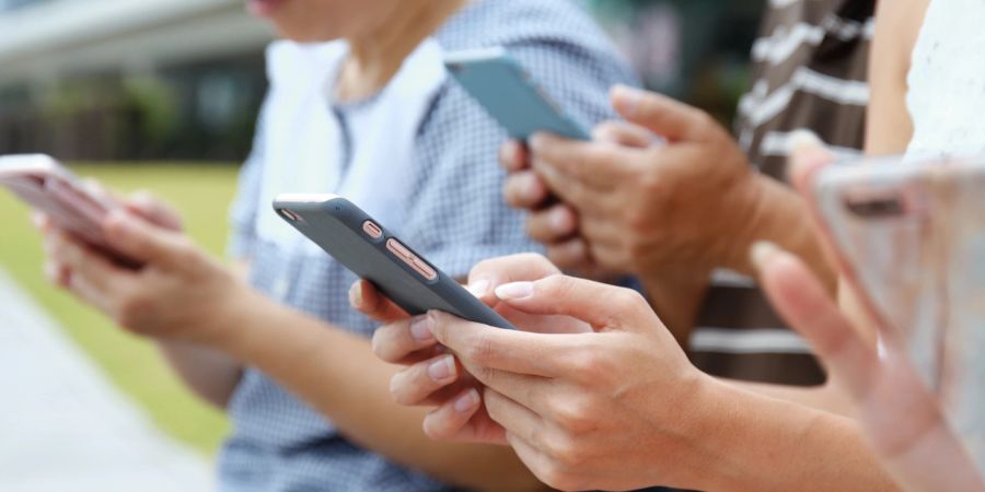 Teenager mit Smartphones